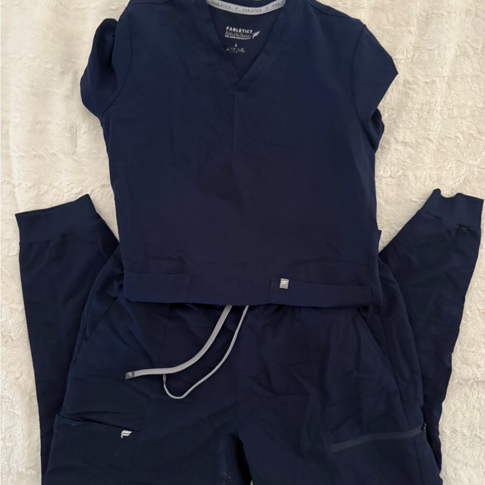 2-pocket scrub top